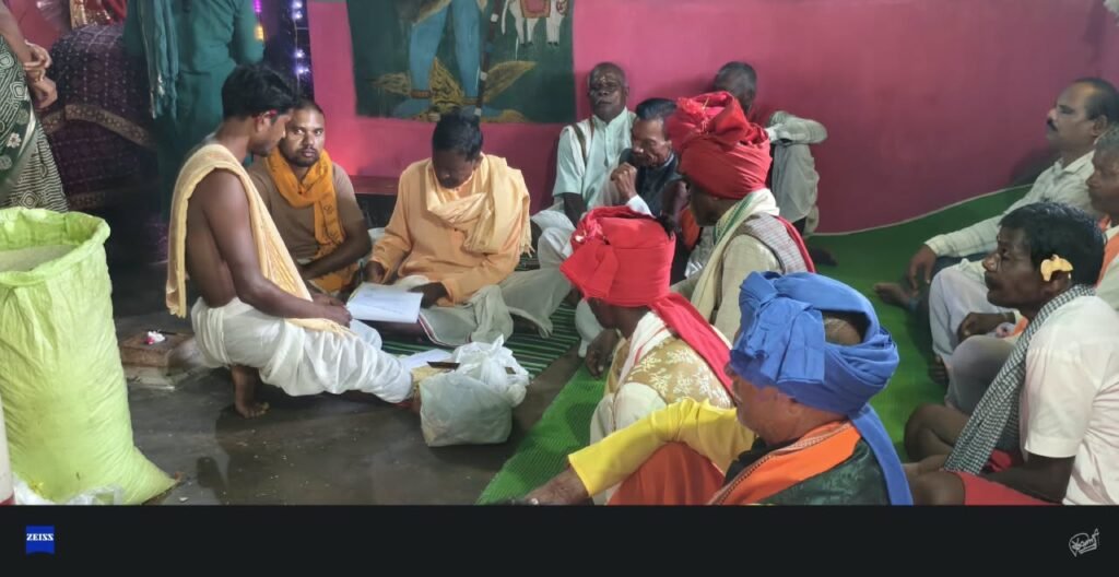 छोटेडोंगर में मां दंतेश्वरी मंदिर में बस्तर दशहरा का नेवता देने पहुंचे समिति के सदस्य