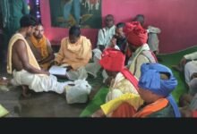 छोटेडोंगर में मां दंतेश्वरी मंदिर में बस्तर दशहरा का नेवता देने पहुंचे समिति के सदस्य