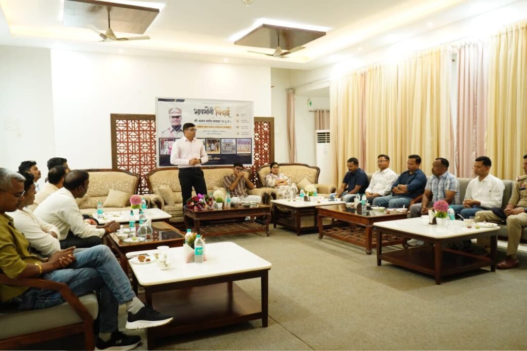 नारायणपुर पुलिस परिवार द्वारा अक्षय सबद्रा को पदोन्नति के बाद नवीन पदस्थापना पर विदाई
