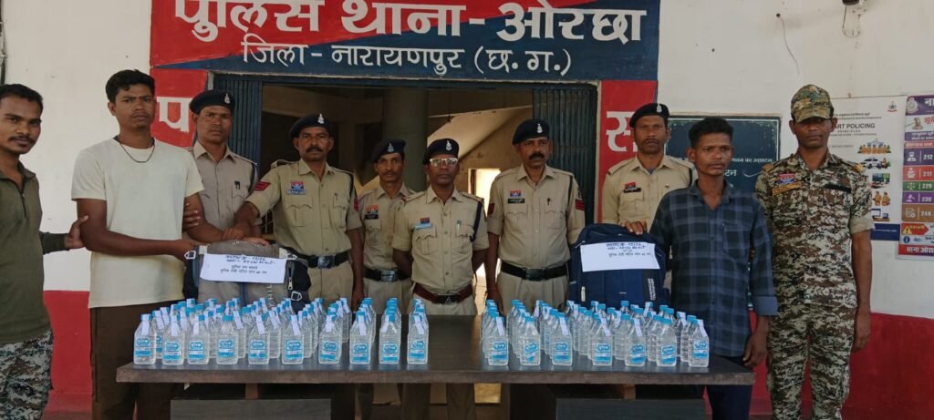 नारायणपुर जिले के ओरछा में पुलिस द्वारा जब्त देशी मदिरा और मोटरसाइकिल