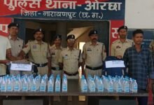 नारायणपुर जिले के ओरछा में पुलिस द्वारा जब्त देशी मदिरा और मोटरसाइकिल