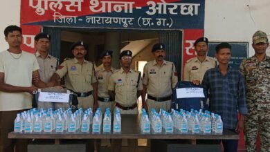 नारायणपुर जिले के ओरछा में पुलिस द्वारा जब्त देशी मदिरा और मोटरसाइकिल