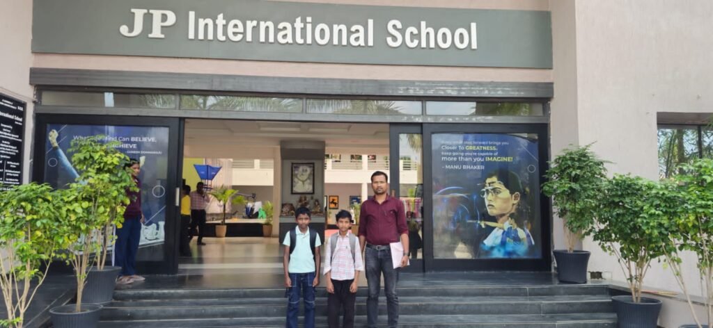 बालक आश्रम तोके के चयनित विद्यार्थी आलोक कुमेटी, विराट सलाम और गोदू राम ध्रुव