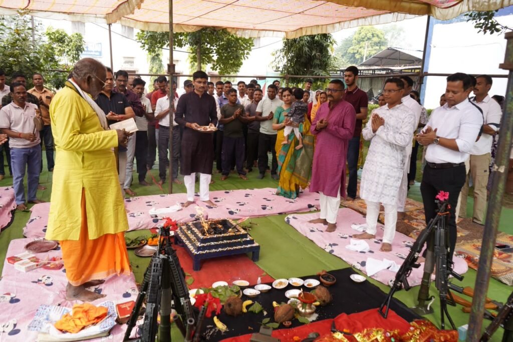 दशहरा पर नारायणपुर पुलिस लाइन में शस्त्र पूजन करते एसपी संदीप कुमार पटेल