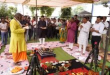 दशहरा पर नारायणपुर पुलिस लाइन में शस्त्र पूजन करते एसपी संदीप कुमार पटेल