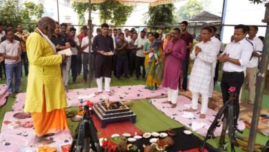 दशहरा पर नारायणपुर पुलिस लाइन में शस्त्र पूजन करते एसपी संदीप कुमार पटेल