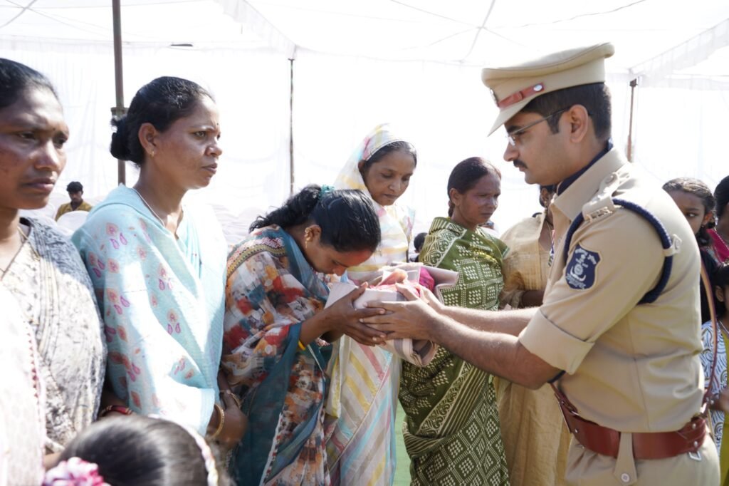 नारायणपुर में पुलिस स्मृति दिवस पर शहीद जवानों को श्रद्धांजलि देते पुलिस अधिकारी