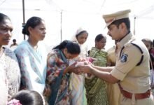 नारायणपुर में पुलिस स्मृति दिवस पर शहीद जवानों को श्रद्धांजलि देते पुलिस अधिकारी