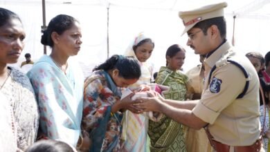 नारायणपुर में पुलिस स्मृति दिवस पर शहीद जवानों को श्रद्धांजलि देते पुलिस अधिकारी
