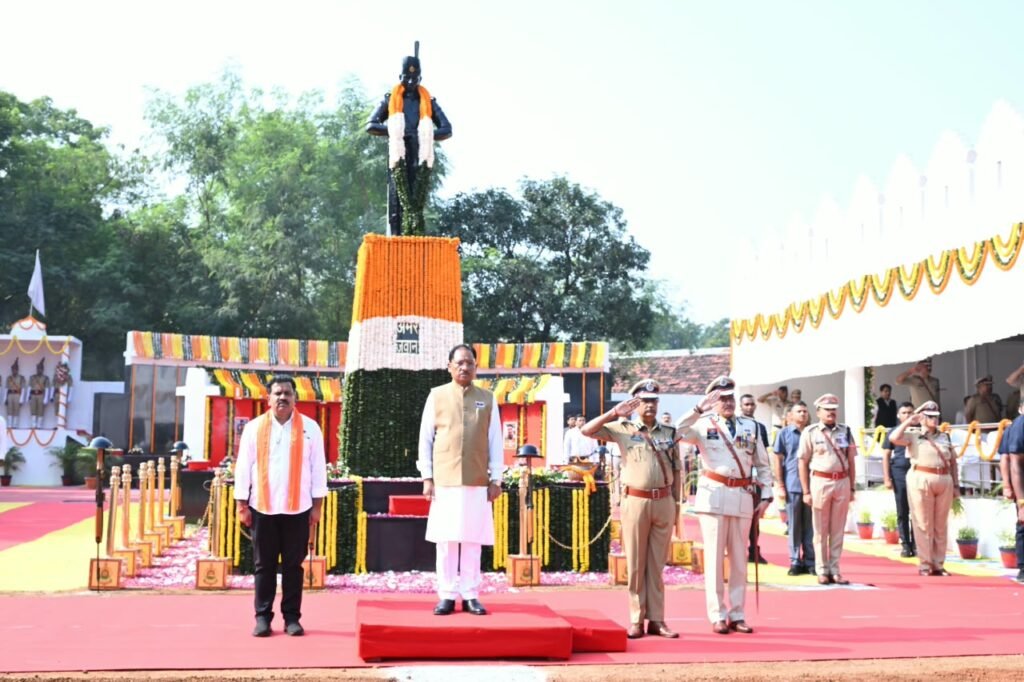 पुलिस स्मृति दिवस पर शहीद जवानों के परिजनों को सम्मानित करते मुख्यमंत्री