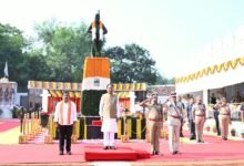 पुलिस स्मृति दिवस पर शहीद जवानों के परिजनों को सम्मानित करते मुख्यमंत्री