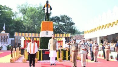 पुलिस स्मृति दिवस पर शहीद जवानों के परिजनों को सम्मानित करते मुख्यमंत्री