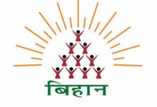 ग्रामीण महिलाएं स्थानीय उत्पाद निर्माण और लघु व्यवसाय में कार्य करती हुईं