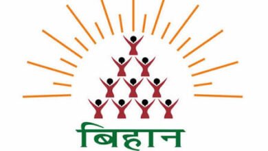 ग्रामीण महिलाएं स्थानीय उत्पाद निर्माण और लघु व्यवसाय में कार्य करती हुईं