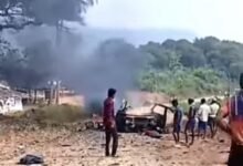 सड़क निर्माण स्थल पर जले हुए वाहन का सांकेतिक दृश्य