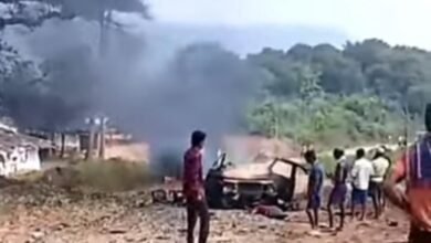 सड़क निर्माण स्थल पर जले हुए वाहन का सांकेतिक दृश्य