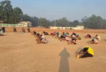 बस्तर फाइटर भर्ती की तैयारी में शारीरिक दक्षता का अभ्यास करते अभ्यर्थी