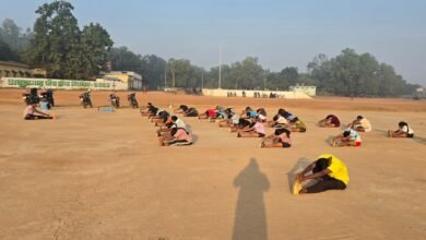 बस्तर फाइटर भर्ती की तैयारी में शारीरिक दक्षता का अभ्यास करते अभ्यर्थी