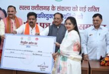 छत्तीसगढ़ में नवनियुक्त स्वास्थ्यकर्मियों को नियुक्ति पत्र प्रदान करते मुख्यमंत्री विष्णुदेव साय
