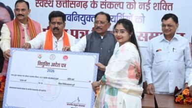 छत्तीसगढ़ में नवनियुक्त स्वास्थ्यकर्मियों को नियुक्ति पत्र प्रदान करते मुख्यमंत्री विष्णुदेव साय