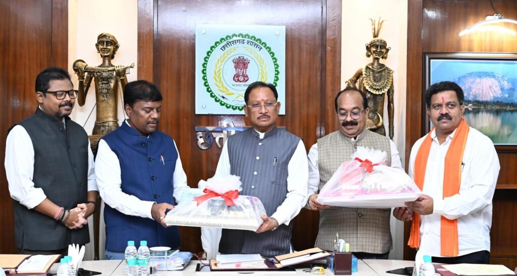 मुख्यमंत्री विष्णुदेव साय छत्तीसगढ़ हर्बल्स के दिवाली गिफ्ट पैक का लोकार्पण करते हुए