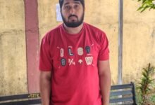 साइबर अपराध की जांच करते पुलिसकर्मी, सांकेतिक तस्वीर