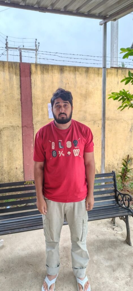 साइबर अपराध की जांच करते पुलिसकर्मी, सांकेतिक तस्वीर