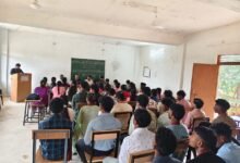 मतदाता जागरूकता रैली में मतदान का संदेश देते विद्यार्थी