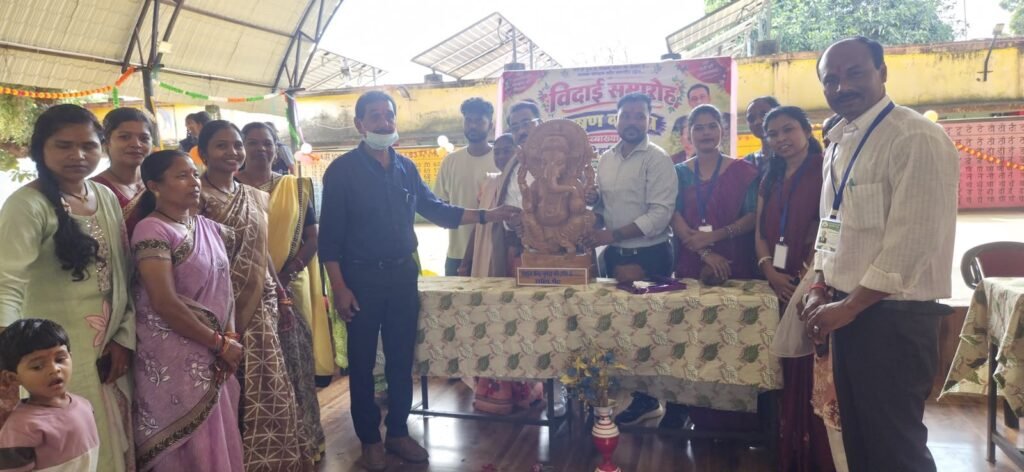 व्याख्याता भूषण कश्यप के सेवानिवृत्ति विदाई समारोह में शिक्षक और अधिकारी