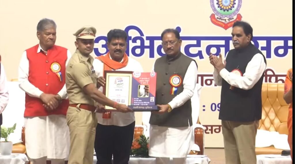 मुख्यमंत्री विष्णुदेव साय और गृह मंत्री विजय शर्मा से ‘एक राखी साइबर जागृति’ अभियान के लिए राज्य स्तरीय पुरस्कार ग्रहण करते ASP डॉ. यूलैंडन यार्क